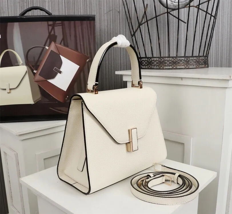 In stock👉Original small size off-white👉Valextra Valextra Iside, known as Italian Hermès, is one of Valextra's most representative designs. There is no obvious logo, but the simple collective line design is very recognizable, full of architectural art, and shows a capable and intellectual style. It is made of imported palm-print lining cowhide, with up to five stitches of handwork, and the shiny oil edges test the skill of the craftsman. Small size: 22Cm